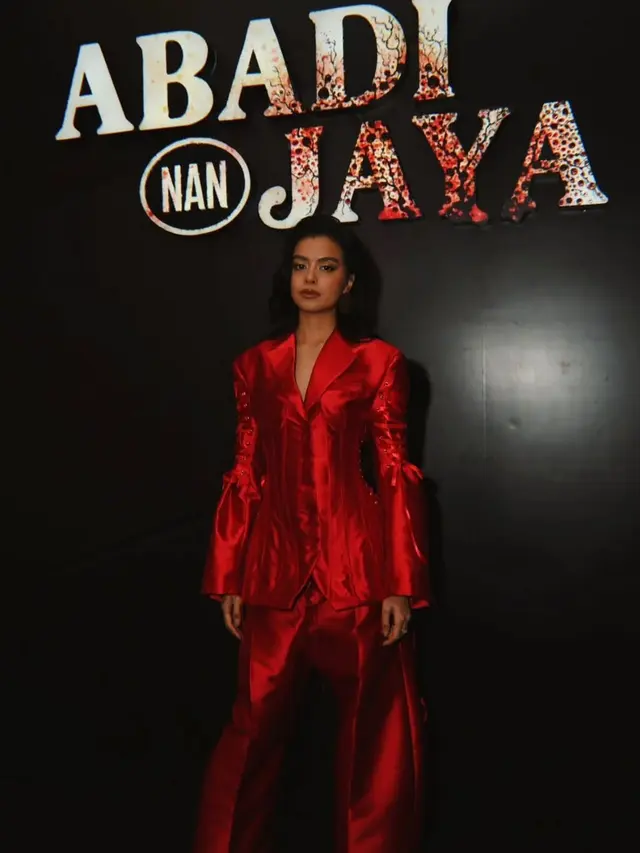 Gaya Powerful Eva Celia di Gala Premiere Film Terbarunya, Fierce and Fearless in Red