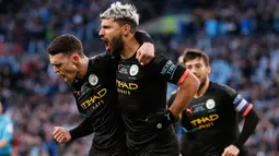 Striker Manchester City Sergio Aguero berselebrasi bersama rekan setimnya, Phil Foden setelah mencetak gol ke gawang Aston Villa pada laga final Piala Liga Inggris di Stadion Wembley, Minggu (1/3/2020). Manchester City menjuarai Piala Liga Inggris usai menang 2-1 atas Aston Villa. (AP/Ian Walton)