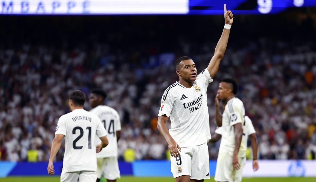 Pemain Real Madrid, Kylian Mbappe merayakan golnya ke gawang Real Betis pada laga lanjutan Liga Spanyol 2024/2025 di Santiago Bernabeu, Madrid, Spanyol, Senin (02/09/2024) WIB. (AP Photo/Pablo Garcia)