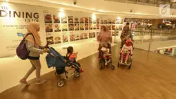 Anak-anak disabilitas dari Rumah Harapan Indonesia berwisata di Sky Walk Neo Soho, Jakarta Barat, Kamis (2/5/2019). Kegiatan yang digelar Yayasan Agung Podomoro Land dilanjutkan menuju Jakarta Aquarium sambil mengenal jenis satwa laut dan sungai. (Liputan6.com/Fery Pradolo)