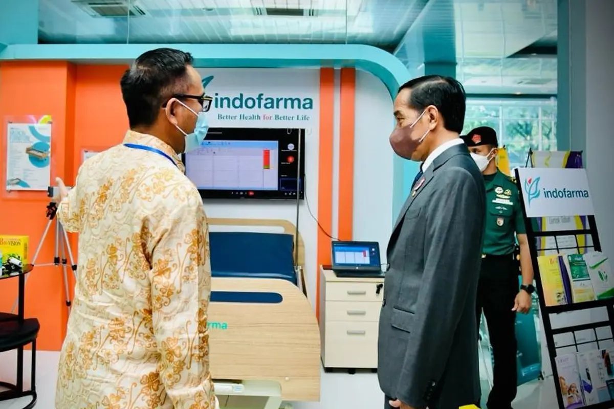 Presiden Joko Widodo atau Jokowi Mengunjungi booth BUMN PT Indofarma Tbk.