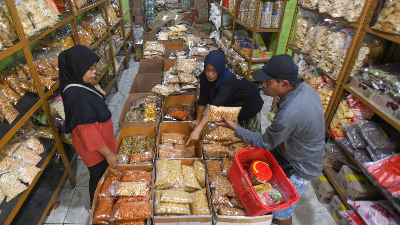 FOTO: Penjualan Kue Kering Melonjak Jelang Lebaran 2025
