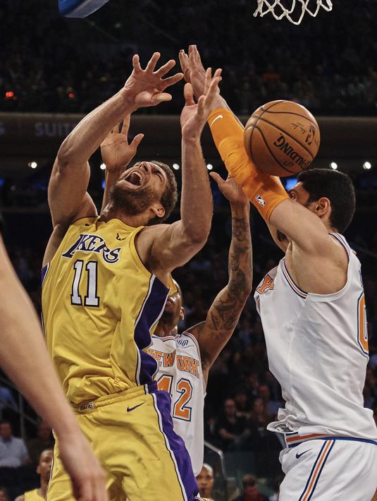 Ekspresi pemain Los Angeles Lakers, Brook Lopez (tengah) saat berebut bola dengan pemain New York Knicks, Enes Kanter pada lanjutan NBA basketball game di Madison Square Garden, New York, (12/12/2017). Knicks menang 113-109. (AP/Andres Kudacki)