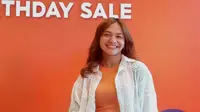 Aktris cilik Amel Carla berbagi soal kebiasaannya yang enggak suka asal beli barang ketika belanja online saat acara Shopee Birthday Sale 12.12 di kantor Shopee, Jakarta Selatan. (Liputan6.com/Qorry Layla Aprianti)