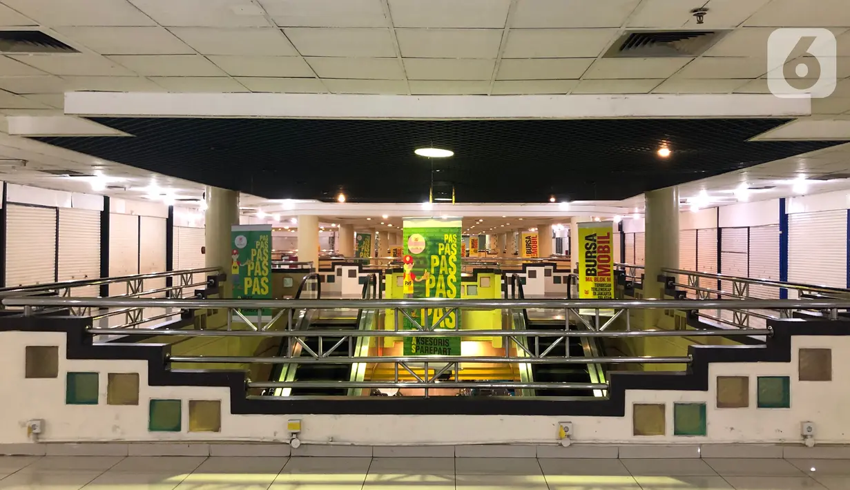 Suasana Blok M Mall, Jakarta Selatan, Kamis (26/11/2020). Mal yang pernah berjaya pada era 1990-an sampai 2000-an tersebut kini telah sirna, ditambah adanya pandemi covid-19 yang memerparah keadaan. (Liputan6.com/Immanuel Antonius)