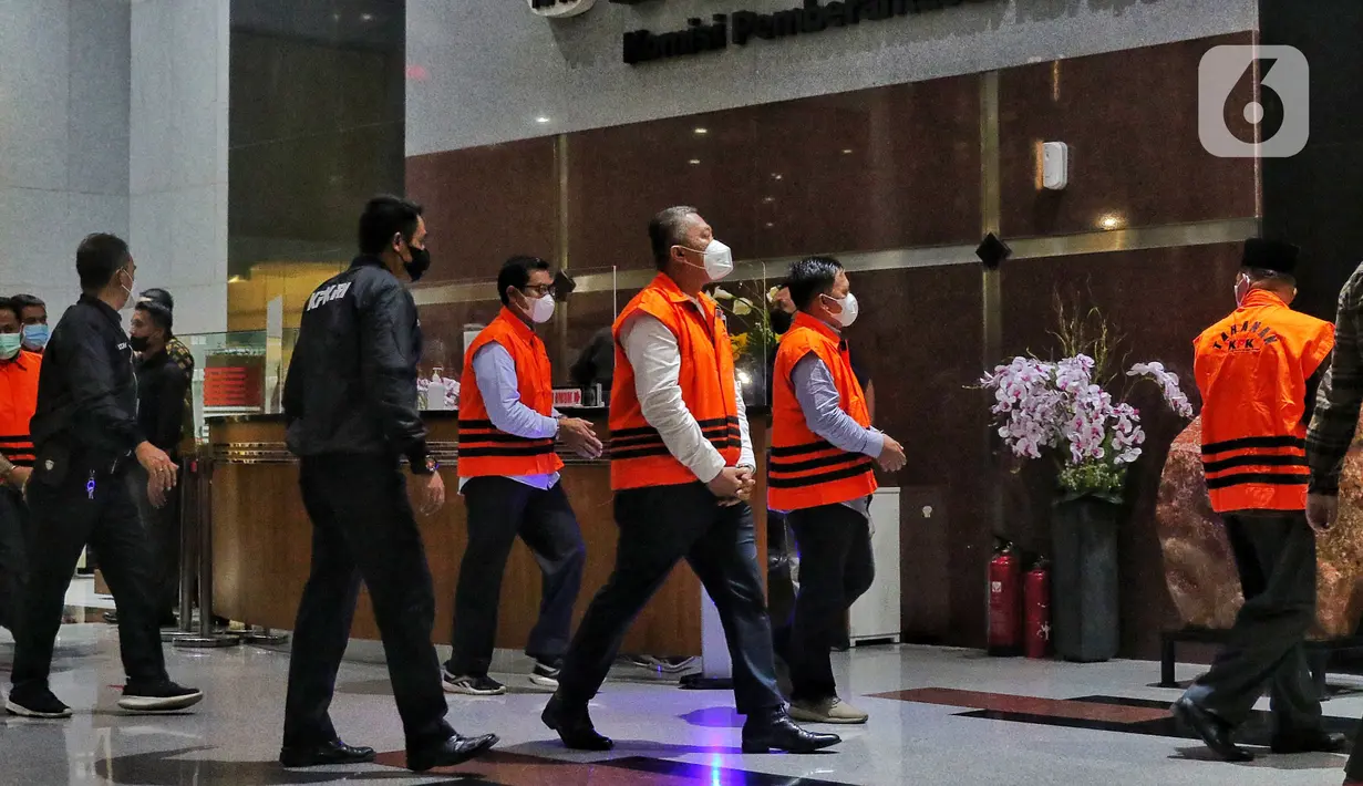 Sepuluh orang anggota DPRD Provinsi Jambi periode 2014-2019 memakai rompi oranye usai menjalani pemeriksaan di Gedung Merah Putih KPK, Jakarta, Selasa (10/1/2023). Sepuluh orang eks anggota DPRD tersebut telah ditetapkan status tersangka kasus suap pengesahan RAPBD Provinsi Jambi Tahun Anggaran 2017-2018. (Liputan6.com/Angga Yuniar)