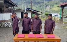 FOTO: Momen 4 Mantan Anggota OPM Ucap Sumpah Setia ke NKRI, Hormat dan Cium Bendera Merah Putih