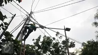 Pekerja Dinas Perindustrian dan enegi kecamatan Kebayoran Baru zona 2 mengganti lampu jalan di Jalan Langsat, Jakarta, Kamis (12/11). (Liputan6.com/Gempur M Surya)