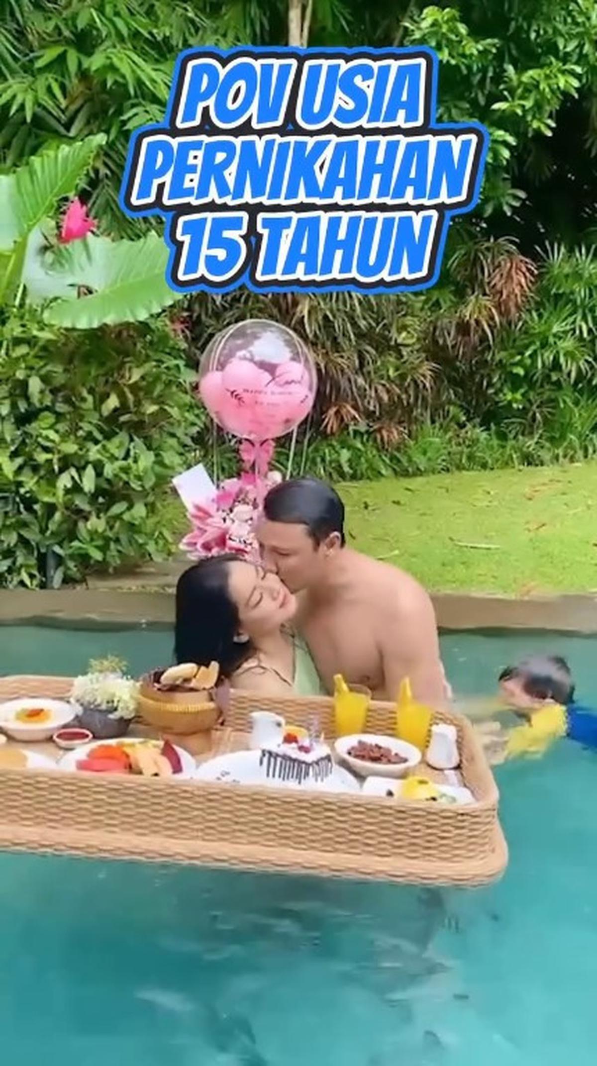 15 Tahun Pernikahan, Ini 7 Potret Kebersamaan Titi Kamal dan Christian Sugiono yang Romantis Terus - bak Masih Pacaran