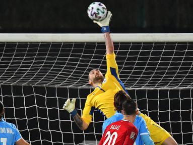 Kualifikasi Piala Dunia 2022 Zona Eropa yang telah menyelesaikan seluruh laga, di samping telah memastikan 10 negara yang lolos otomatis ke Qatar, juga telah menorehkan barisan 5 kiper dengan catatan saves terbanyak alias paling sibuk. Siapa saja? (AFP/Andreas Solaro)