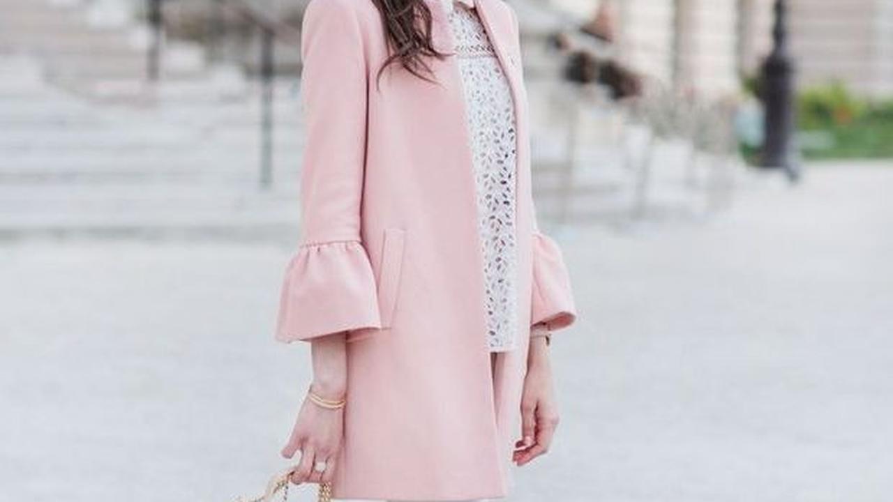 <b>Perpaduan Baju Putih dan Sepatu Dusty Pink</b>