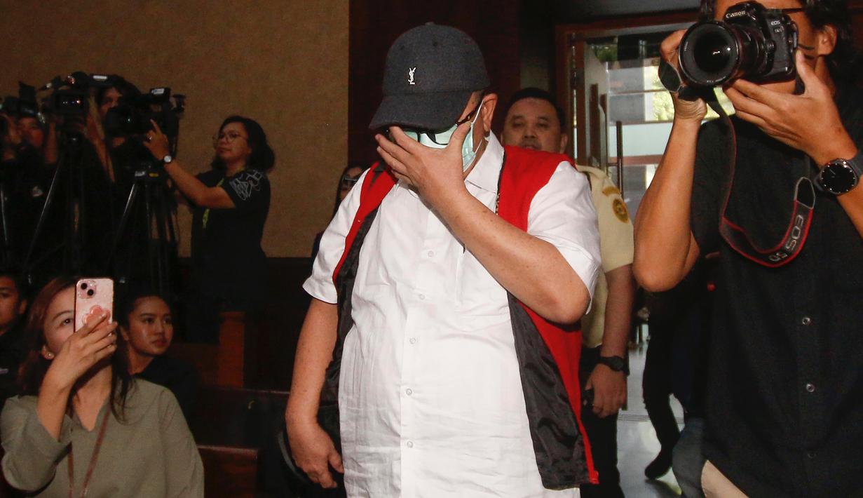 Dan, Mangapul dituntut pidana penjara selama sembilan tahun serta denda sebesar Rp750 juta subsider pidana kurungan selama enam bulan. (merdeka.com/Arie Basuki)