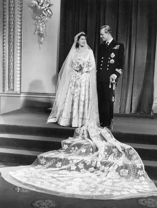 File foto 20 November 1947 memperlihatkan foto pernikahan resmi Putri Elizabeth (calon Ratu Elizabeth II) dan suami barunya Duke of Edinburgh, Philip setelah mereka kembali ke Istana Buckingham usai pernikahan mereka di Westminster Abbey. (AP Photo/File)