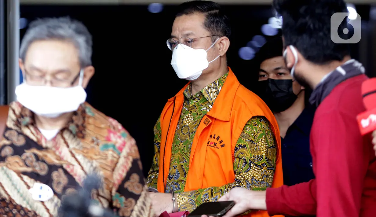 Foto 4: Terdakwa korupsi dana Bansos Covid-19 yang juga mantan Menteri Sosial Juliari P Batubara (tengah) usai sidang pembacaan putusan yang dilakukan secara daring di Gedung KPK, Jakarta, Senin (23/8/2021). Juliari Batubara divonis 12 tahun penjara, denda Rp 500 juta. (Liputan6.com/Helmi Fithrians