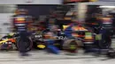 Pembalap Red Bull Racing, Max Verstappen melakukan pitstop saat Formula 1 GP Bahrain 2024 yang berlangsung di Sirkuit Sakhir, Bahrain, Sabtu (03/03/2024) malam WIB. (AP Photo/Darko Bandic)