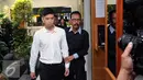 Christopher Daniel Syarief meninggalkan ruang sidang usai mendengarkan putusan di PN Jakarta Selatan, Kamis (27/8/2015). Christopher divonis hukuman 1 tahun 6 bulan denda 10 juta rupiah. (Liputan6.com/HelmiFithriansyah)