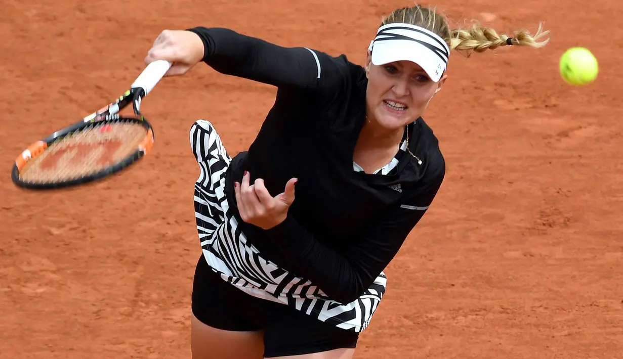 Kristina Mladenovic tampak bersemangat dengan mengenakan kostum bertema zebra saat berlaga pada Prancis Terbuka 2016 di Roland Garros, Paris, (24/5/2016). (AFP/Miguel Medina)