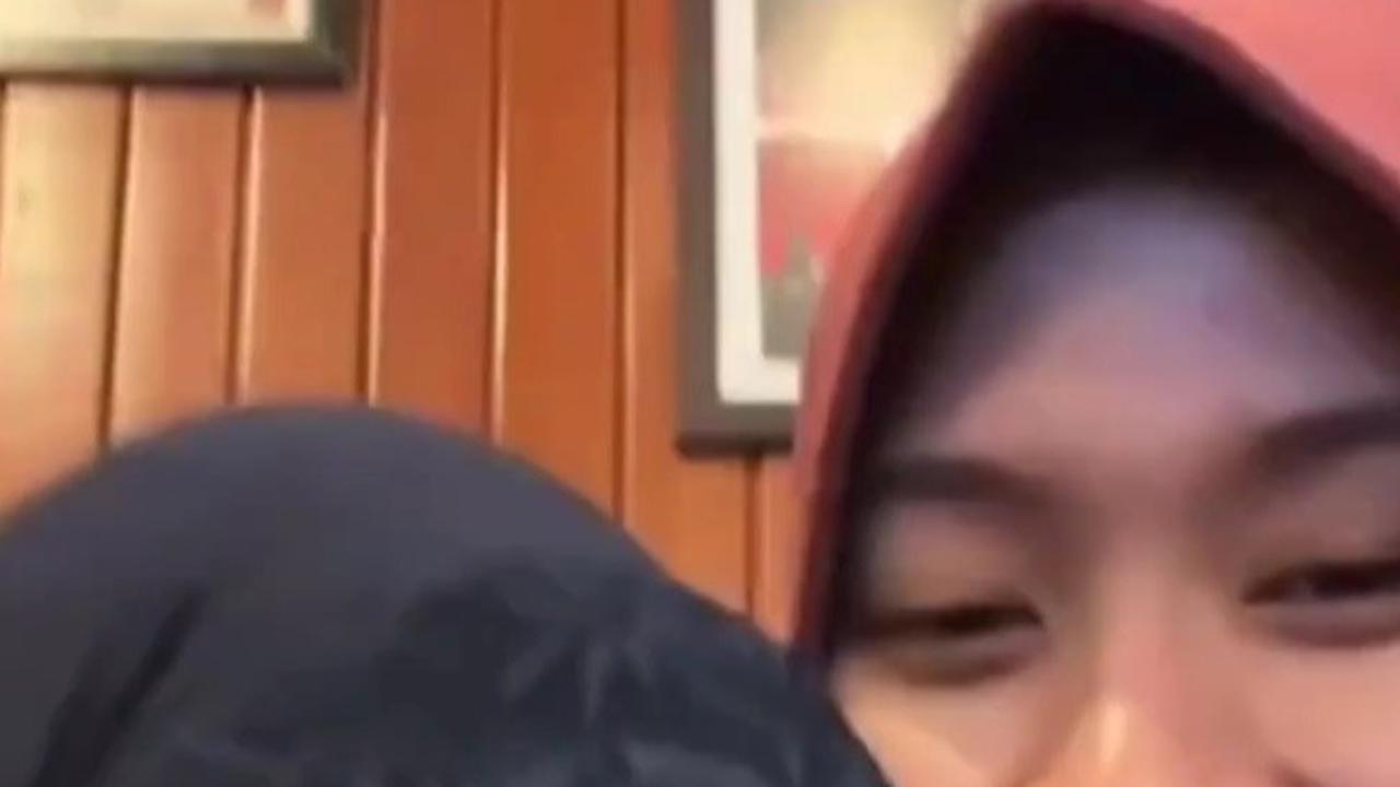 Niat Mengabdikan Momen saat Makan Bersama, Perempuan Ini Kehilangan Ibunya untuk Selamanya