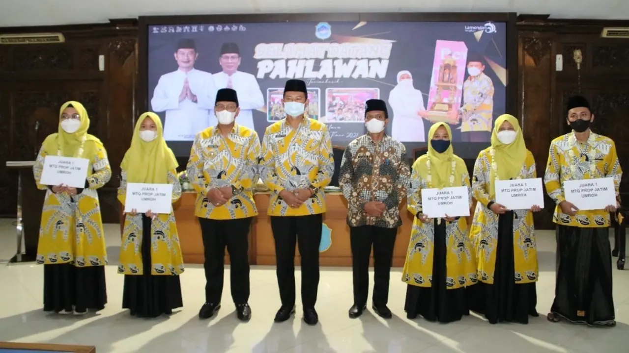Bupati Lamongan Yuhronur Efendi memberikan bonus umrah untuk peraih emas MTQ Jatim. (Lamongankab.go.id)