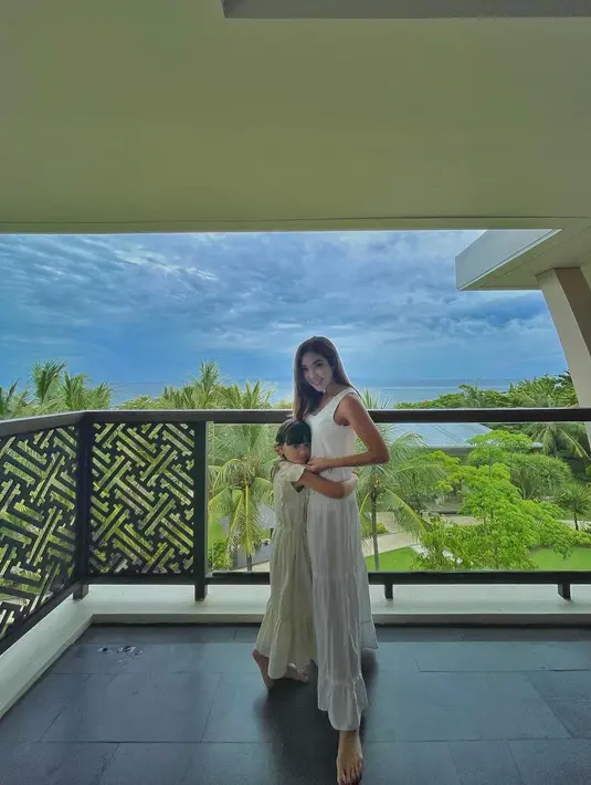 Berlibur dengan gaya dan busana kembar, Gisel dan Gempi tampil mengenakan dress panjang berdetail kerut. Dress Gisel tanpa lengan berwarna putih, sedangkan Gempi mengenakan dress berlengan pendek berwarna kuning. Foto: Instagram.