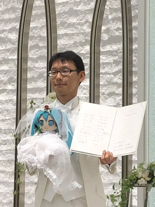 Tak Percaya pada Wanita, Pria Jepang Nikahi Hatsune Miku