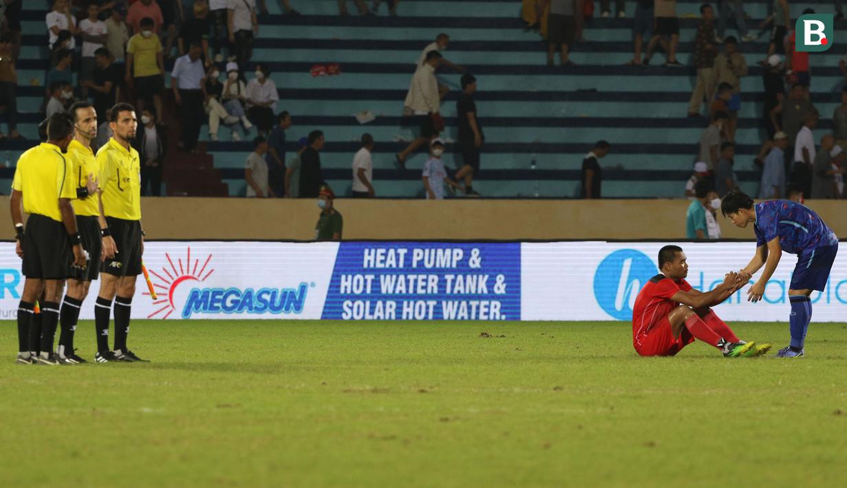 Saddil Ramdani dihibur salah seorang pemain Thailand. (Bola.com/Ikhwan Yanuar)