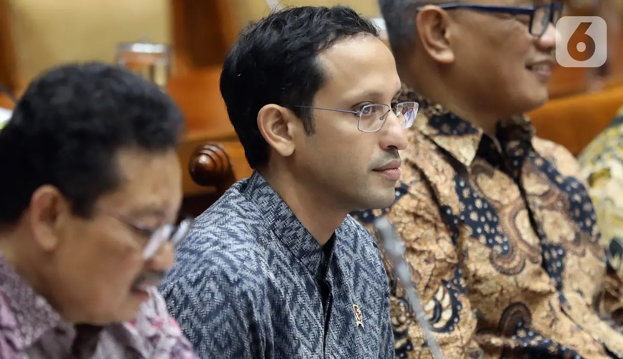 Menteri Pendidikan dan Kebudayaan (Mendikbud), Nadiem Makarim mengikuti rapat kerja dengan Komisi X DPR di Kompleks Parlemen Senayan, Jakarta, Rabu (6/11/2019). Rapat membahas soal perkenalan dan membahas program kerja. (Liputan6.com/Johan Tallo)