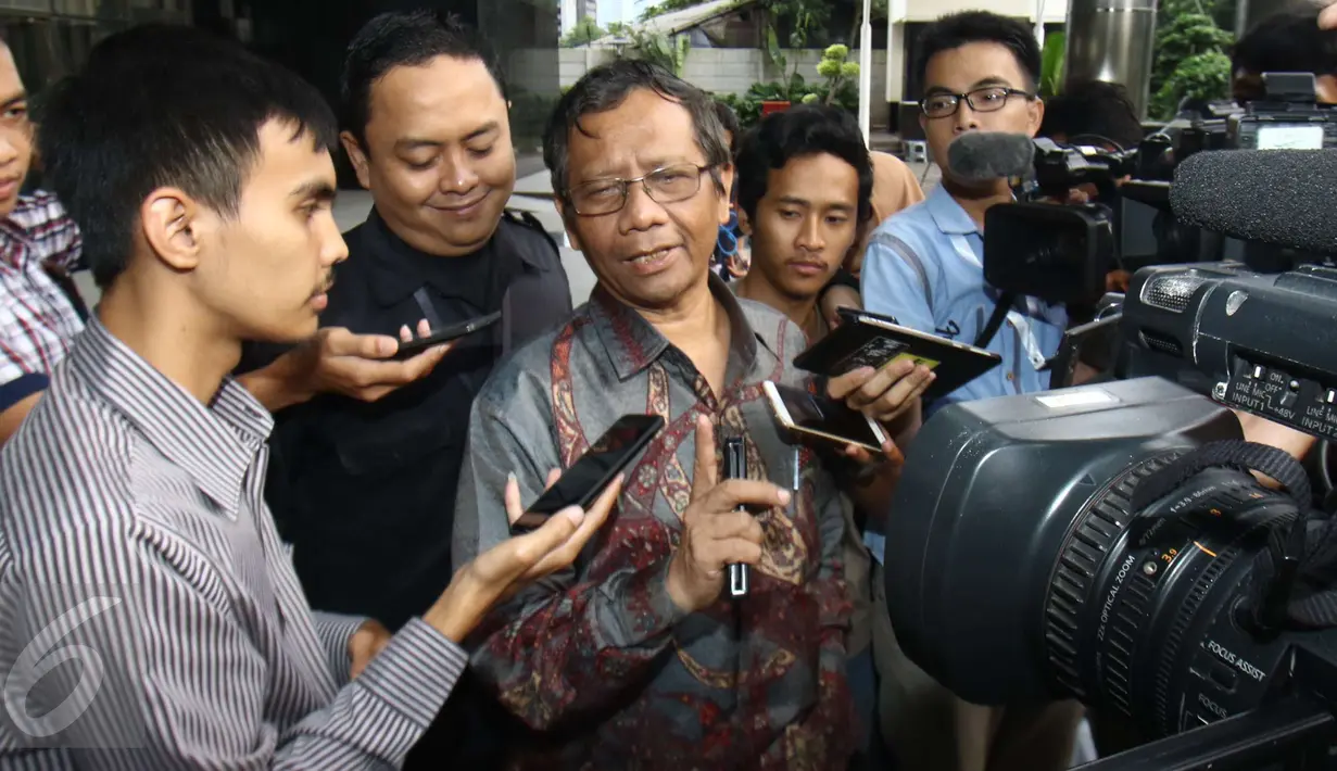 Anggota Pansel Pemilihan Penasihat KPK, Mahfud MD  saat berada di Gedung KPK, Jakarta, Kamis (2/3). Kedatangan Pansel untuk memberikan hasil penyaringan untuk menjadi Penasihat KPK (Liputan6.com/Helmi Afandi)