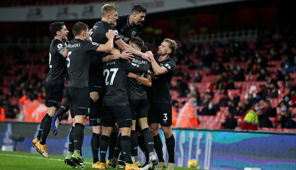 Para pemain Burnley merayakan gol ke gawang Arsenal pada laga Liga Inggris pada laga Liga Inggris di Stadion Emirates, Senin (14/12/2020). Arsenal takluk 0-1 dari Burnley. (Nick Potts/Pool/AFP)