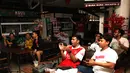 Sejumah fans Arsenal merayakan gol yang dicetak oleh pemain The Gunners ke gawang Burnley. (Bola.com/M Iqbal Ichsan)