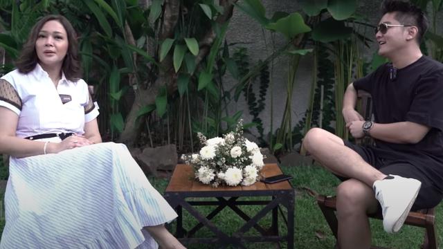 Boy William saat mengobrol dengan Maia Estianty. (Foto: YouTube Maia AlElDulTV)