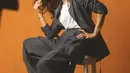 Dian Sastrowardoyo tampil stylish padukan t-shirt putih dengan setelah oversized blazer dan pants. Meski monokrom, tampilannya tidak membosankan dengan bros emas [@therealdisastr]
