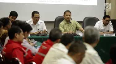 Menkominfo Rudiantara menghadiri acara Laporan Persiapan Mudik 2017 di gedung Kemkominfo, Jakarta, Senin (19/6). Pemerintah akan mengoptimalkan kualitas komunikasi warga yang melakukan perjalanan mudik. (Liputan6.com/Faizal Fanani)