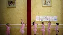 Tingkah lucu anak-anak Palestina yang ikut berlatih balet yang diselenggarakan oleh Al-Qattan Center for Children, di kota Gaza, Palestina, (25/11/2015). (Reuters/Suhaib Salem).