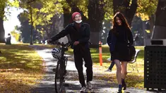 Orang-orang berjalan di taman kota ketika penguncian coronavirus di Melbourne, Australia (3/6/2021). Pihak berwenang mengumumkan Lockdown di Melbourne diperpanjang tujuh hari lagi ketika negara itu berusaha untuk membasmi sekelompok kasus Covid-19 di Melbourne. (AFP Photo/William West)