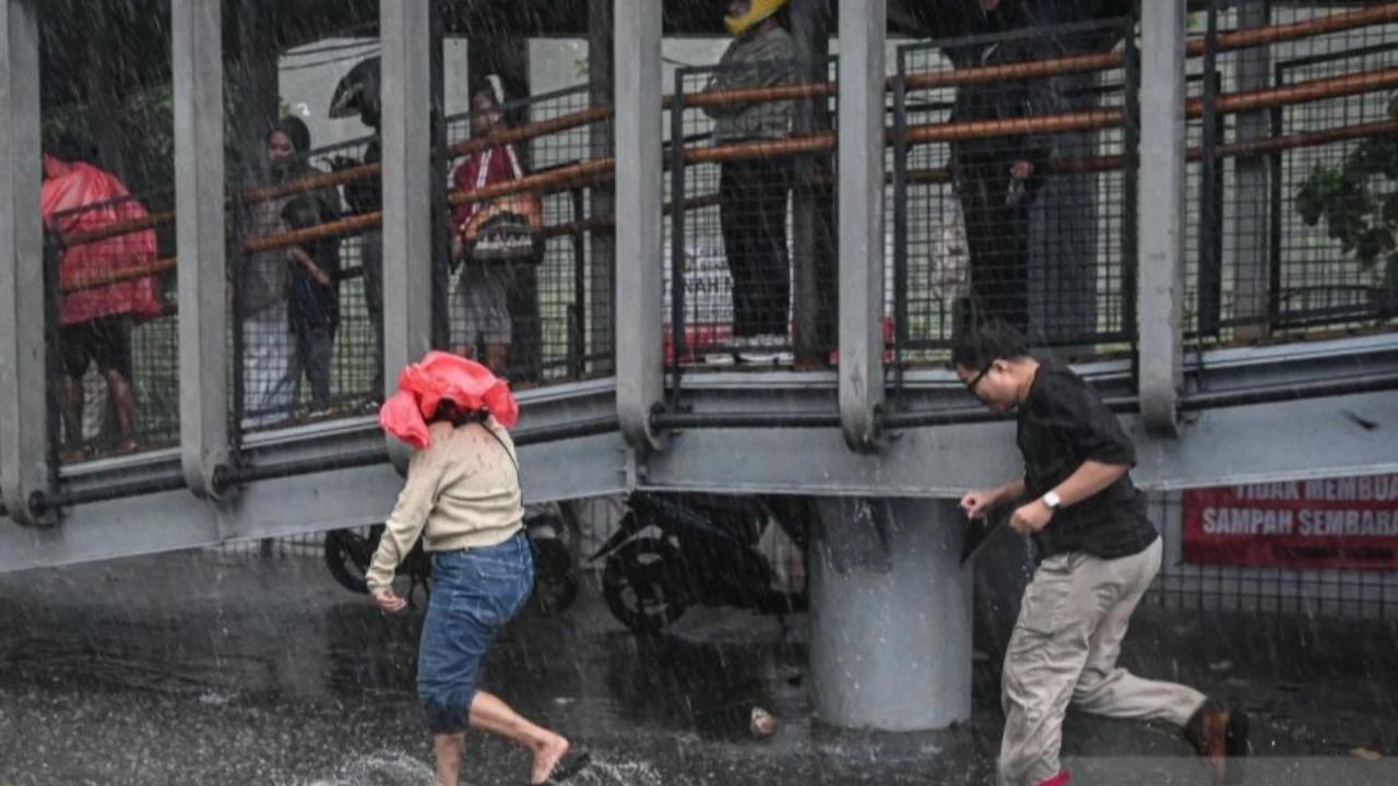 Prakiraan BMKG: Sebagian Besar Wilayah Indonesia Alami Hujan Hari Ini