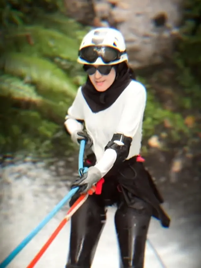 Potret Alya Nabila Istri Gunawan Dwi Cahyo saat Canyoneering di Air Terjun