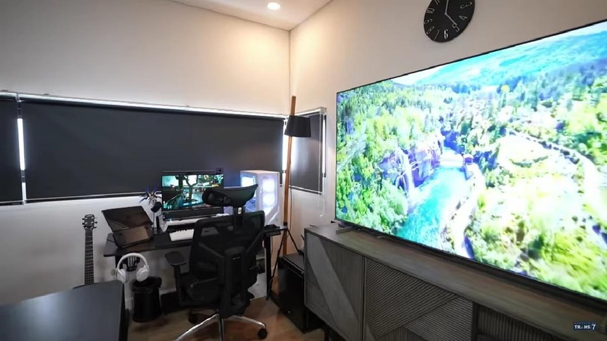 Di depan kasur, terdapat televisi berukuran 75 inch. Di sampingnya, ada seperangkat komputer game milik Tengku Tezi, yang hobi bermain game.<br>