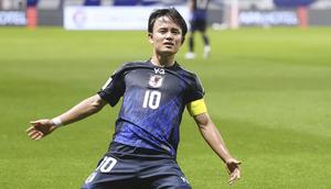 Pemain Jepang, Takefusa Kubo melakukan selebrasi setelah mencetak gol ke gawang Timnas Indonesia dibayangi Mees Hilgers dalam laga Grup C Putaran Ketiga Kualifikasi Piala Dunia 2026 di Suita Stadium, Jepang, Selasa (10/06/2025). (AP Photo/Kyodo News/Shohei Miyano)