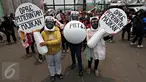 Massa yang tergabung dalam Jaringan Nasional Advokasi Pekerja Rumah Tangga (Jala PRT) melakukan unjuk rasa di depan Gedung DPR, Jakarta, Rabu (7/10). Mereka mendesak DPR dan pemerintah mengesahkan UU Perlindungan PRT. (Liputan6.com/Immanuel Antonius)