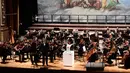 Suasana konser Lucca Philharmonic Orchestra yang dipimpin robot Humanaid YuMi di The Teatro Verdi di Pisa, Italia (12/9). (AFP Photo/Miguel Medina)