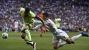 Striker Real Madrid, Cristiano Ronaldo, berebut bola dengan bek Manchester City, Nicolas Otamendi, pada laga leg kedua Liga Champions. Menghadapi Atletico merupakan ulangan dari final tahun 2014, dimana saat itu Madrid menang 4-1. (AFP/Gerard Julien)