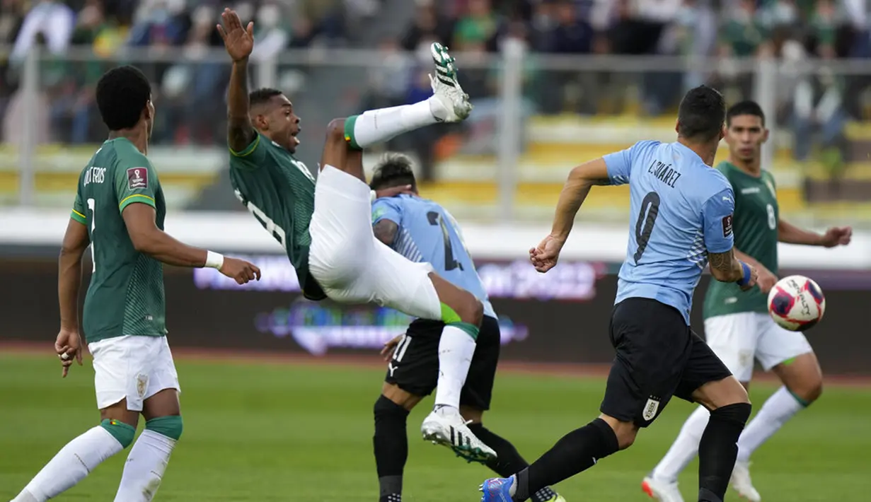 Pemain Bolivia Marc Enoumba jatuh saat melawan Uruguay pada pertandingan kualifikasi Piala Dunia 2022 di Stadion Hernando Siles, La Paz, Bolivia, 16 November 2021. Bolivia menang 3-0. (AP Photo/Juan Karita)