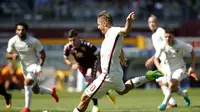 Francesco Totti mencetak gol melalui titik penalti ke gawang Torino, pada laga lanjutan Serie A 2016-2017, di Stadio Olimpico, Turin, Minggu (25/9/2016). Sayang, gol tersebut tak bisa menyelamatkan AS Roma dari kekalahan dengan skor 1-3.  (AFP/Marco Berto