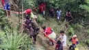 Relawan menggunakan tali untuk mengevakuasi penumpang bus yang terjun ke jurang di Provinsi Nueva Ecija di Filipina Utara, Selasa (18/4). Sekitar 60 penumpang berada dalam bus dengan kapasitas 45 orang. (Philippine Red Cross Nueva Vizcaya chapter via AP)