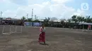 Warga berjalan di Kampung Akuarium, Penjaringan, Jakarta Utara, Jumat (21/8/2020). Pembangunan Kampung Susun Akuarium ditargetkan selesai pada Desember 2021 mendatang dengan sumber dana angaran pendapatan belanja daerah (APBD)provinsi DKI Jakarta senilai RP62 miliar. (merdeka.com/Imam Buhori)