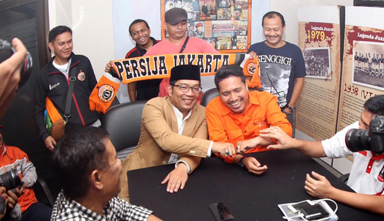 Walikota Bandung, Ridwan Kamil berbincang dengan Ketua Umum Jakmania, Richard Ahmad, saat berkunjung ke kantor Persija di Jakarta, umat (16/10/2015). (Bola.com/Nicklas Hanoatubun)