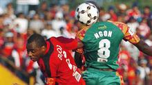 Pemain Sriwijaya FC, Ngon A Djam (kanan), pada leg pertama semifinal Copa Indonesia di Stadion Gelora Bumi Kartini, Jepara, Sabtu (20/6). (FOTO ANTARA/R. Rekotomo)