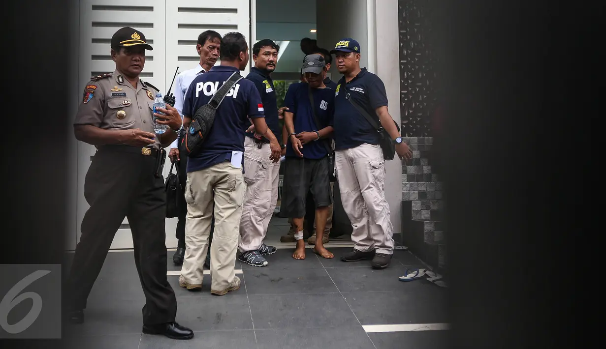 Tersangka Ridwan Sitorus alias Ius Pane menjalani prarekonstruksi kasus perampokan dan pembunuhan di perumahan Pulomas, Jakarta Timur, Jumat (6/1). Sebanyak 71 adegan dilakukan untuk kelengkapan pemeriksaan. (Liputan6.com/Faizal Fanani)