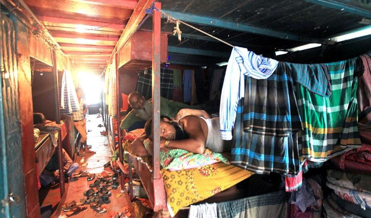 Hotel tersebut dikatakan menyediakan sekitar 48 kamar dengan fasilitas seperti tempat tidur, toilet, air bersih, dan kipas angin.